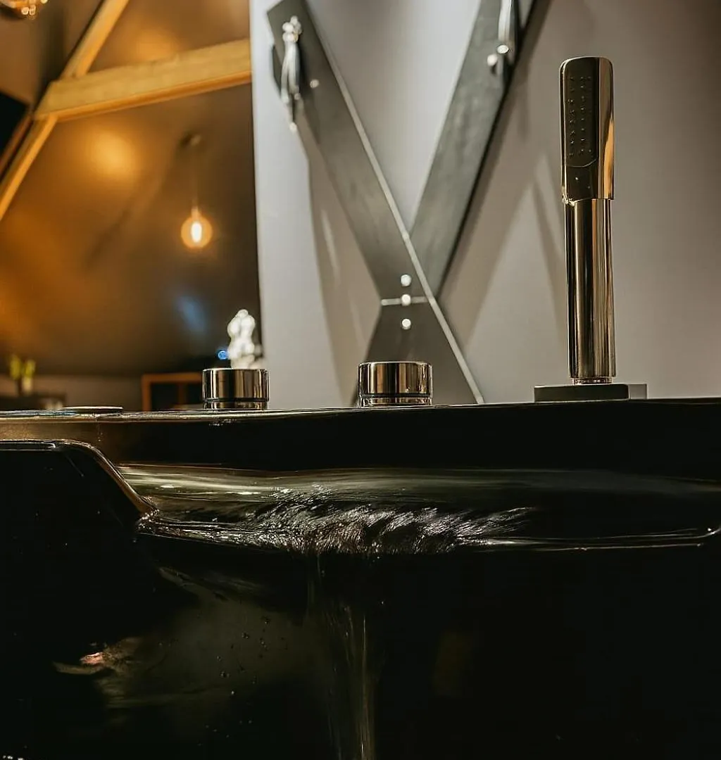 Love Room-Balneo-Parking Prive Lorient Francia